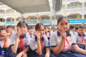 Mai Hoàng Quyên (giữa) cùng các bạn tại Trường THCS Phan Bội Châu tham gia chương trình Tuyên truyền an toàn giao thông. 