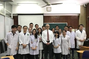 Sau khi hoàn tất xác nhận trực tuyến, tân sinh viên và phụ huynh đến Trường Đại học Tân Tạo để làm thủ tục nhập học, hạn chót đến hết ngày 26/8.
