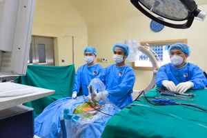 Ekip thực hiện phẫu thuật. (Ảnh: BVCC)