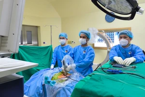 Ekip thực hiện phẫu thuật. (Ảnh: BVCC)
