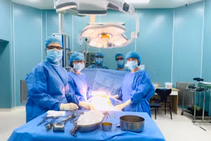 Ê-kíp phẫu thuật cho trường hợp có thai lạc trong ổ bụng hiếm gặp. (Ảnh: BVCC)