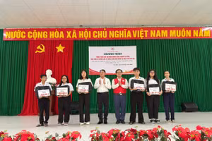 Ban Tổ chức trao 110 suất quà cho 50 học sinh.