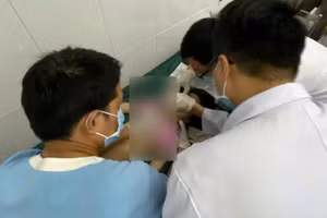 Mặc dù được hồi sức tim phổi tích cực nhưng bé gái không qua khỏi. 