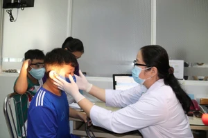 Bệnh nhi khám mắt tại Bệnh viện Nhi đồng 2 (TPHCM).