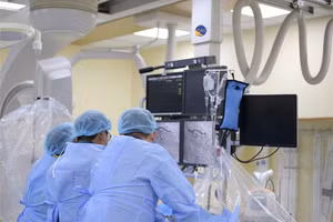 Ê-kíp can thiệp. 