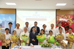 Thứ trưởng Bộ Y tế Trần Văn Thuấn trao bằng khen của Bộ Y tế cho tập thể Bệnh viện Từ Dũ và Bệnh viện Nhi đồng 1, vinh danh thành tích xuất sắc trong ca can thiệp thông tim cho bào thai sản phụ người Singapore.
