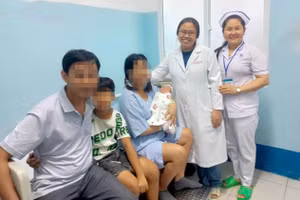 Gia đình chị P. cùng bác sĩ Bệnh viện Nhân dân Gia Định. 