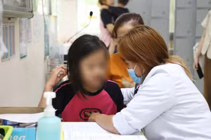 Bác sĩ Bệnh viện Nhi đồng 2 thăm khám cho bệnh nhi. 