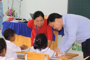 Ông Nguyễn Văn Thanh – Phó Vụ trưởng Giáo dục dân tộc (Bộ GD&ĐT) – Trưởng đoàn công tác. kiểm tra, khảo sát tại Trường TH - THCS Mai Thúc Loan (huyện Ninh Hải, tỉnh Ninh Thuận).