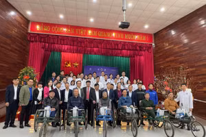 Ấm lòng tình cảm gửi đến thương, bệnh binh ở Trung tâm Điều dưỡng thương binh Thuận Thành. 