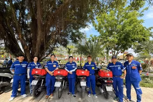 Nhân viên y tế sẵn sàng cấp cứu khi có sự cố xảy ra.