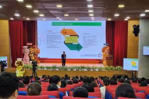 Phiên toàn thể của hội nghị.