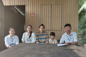 Cô Chu Phương Uyên (ngoài cùng, bên trái) cùng thầy Lê Văn Bảo cùng các giáo viên đến nhà vận động học trò đến trường. 