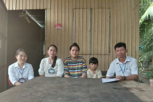 Cô Chu Phương Uyên (ngoài cùng, bên trái) cùng thầy Lê Văn Bảo cùng các giáo viên đến nhà vận động học trò đến trường. 