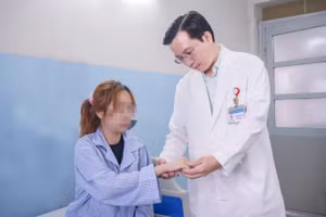 Bác sĩ đang thăm khám cho bệnh nhân P. 