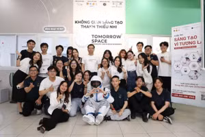 Nhà báo Ngô Trần Thịnh( áo trắng, đứng giữa).