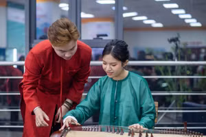 Các bạn sinh viên trải nghiệm nhạc cụ dân tộc