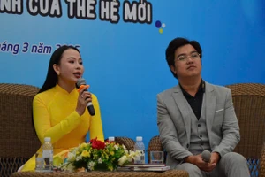 TS Nguyễn Thị Quốc Minh (trái) tại buổi Talkshow “Sách và bạn trẻ”, chủ đề “Trà sữa cùng Gen Z - Hành trình trưởng thành của thế hệ mới”.