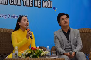 TS Nguyễn Thị Quốc Minh (trái) tại buổi Talkshow “Sách và bạn trẻ”, chủ đề “Trà sữa cùng Gen Z - Hành trình trưởng thành của thế hệ mới”.