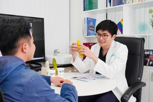 BS Trần Quang Vinh – Trung tâm Sức khỏe Nam giới Men’s Health, đang tư vấn cho bệnh nhân. 