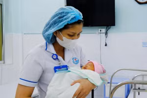 Bé gái chào đời khỏe mạnh bằng phương pháp sinh mổ. 