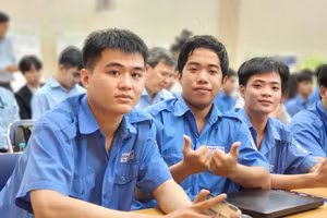 Sinh viên Trường CĐ Kỹ thuật Cao Thắng tại chương trình.