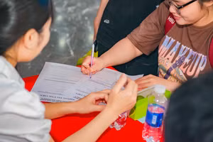 Sinh viên ghi danh ứng tuyển tại khu vực bàn tư vấn việc làm bố trí tại khu vực sảnh Tòa nhà HIU. 