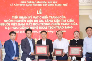 Lãnh đạo Ban Chỉ đạo tìm kiếm, quy tập và xác định danh tính hài cốt liệt sĩ TPHCM tiếp nhận kỷ vật và hồ sơ liệt sĩ.