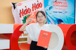 Sinh viên nhận học bổng Acecook Happy Scholarship 2025. 