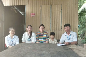 Hiệu trưởng Lê Văn Bảo cùng giáo viên trong trường đến nhà em Von Ni Ta vận động ra lớp 1. 