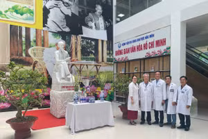 Ban Giám đốc Bệnh viện Đa khoa Khu vực Hóc Môn chụp hình lưu niệm cùng tượng Chủ tịch Hồ Chí Minh. 