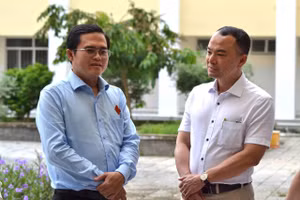 Ông Cao Thanh Bình - Trưởng Ban Văn hóa - Xã hội HĐND TPHCM và ông Vương Đình Bảo Anh - Phó Giám đốc Bệnh viện Từ Dũ tại Trung tâm y tế khu vực Cần Giờ.