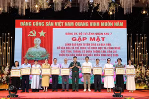 Các cá nhân xuất sắc được nhận bằng khen. 