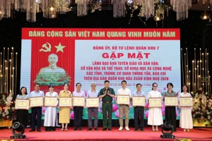 Các cá nhân xuất sắc được nhận bằng khen. 