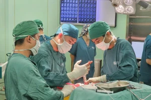 Ê-kíp thực hiện ca phẫu thuật chấn thương sọ não.