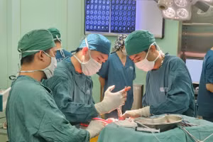 Ê-kíp thực hiện ca phẫu thuật chấn thương sọ não.