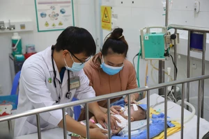 Bác sĩ khám, chữa bệnh tại Bệnh viện Nhi đồng 2.