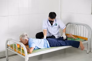 Người bệnh được thăm khám miễn phí nhân Ngày Quốc tế Người cao tuổi. 