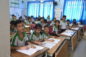 Sĩ số lớp quá đông gây tình trạng thiếu bàn ghế. 