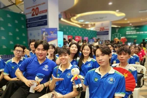 Sinh viên Trường Đại học Văn Hiến hào hứng tham gia sự kiện.