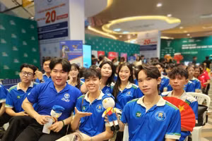 Sinh viên Trường Đại học Văn Hiến hào hứng tham gia sự kiện.