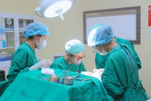 Ekip thực hiện ca phẫu thuật. (Ảnh: BVCC)
