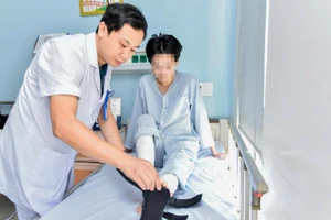 BS.CKII Thân Văn Hùng thăm khám cho bệnh nhân. (Ảnh: BVCC)