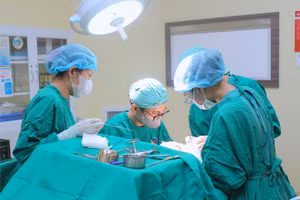 Ekip thực hiện ca phẫu thuật. (Ảnh: BVCC)