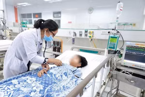 BS.CKII Huỳnh Thị Thúy Kiều đang thăm khám cho bệnh nhi. 