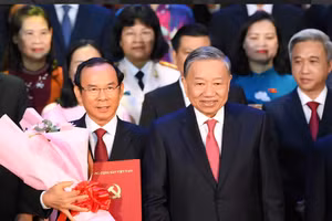 Tổng Bí thư Tô Lâm cùng ông Nguyễn Văn Nên, Bí thư Thành ủy TPHCM. (Ảnh: VGP)