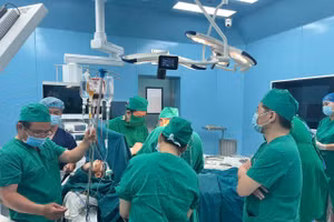 Các bác sĩ làm việc tại phòng mổ. (Ảnh: BVCC)