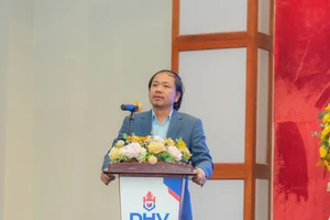 TS Trần Việt Anh - Phó Chủ tịch Thường trực Hội đồng Trường - Phó Hiệu trưởng Phụ trách trường phát biểu tại buổi lễ. 