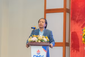 TS Trần Việt Anh - Phó Chủ tịch Thường trực Hội đồng Trường - Phó Hiệu trưởng Phụ trách trường phát biểu tại buổi lễ. 