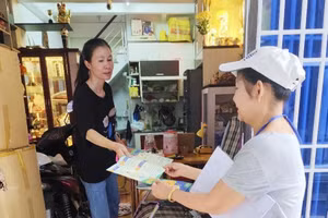 Hoạt động phát tờ rơi truyền thông của cộng tác viên sức khoẻ cộng đồng tại Quận Tân Bình. (Ảnh: HCDC)